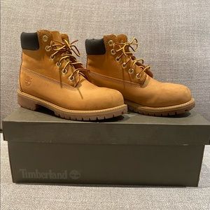Youth TIMBERLAND Classic 6” Wheat Nubuck Boots  Size 2